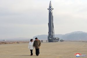 شاهد|| ابنة زعيم كوريا الشمالية تظهر لأول مرّة بتجربة صاروخ يصل أمريكا ووالدهها يهدد بالنووي 