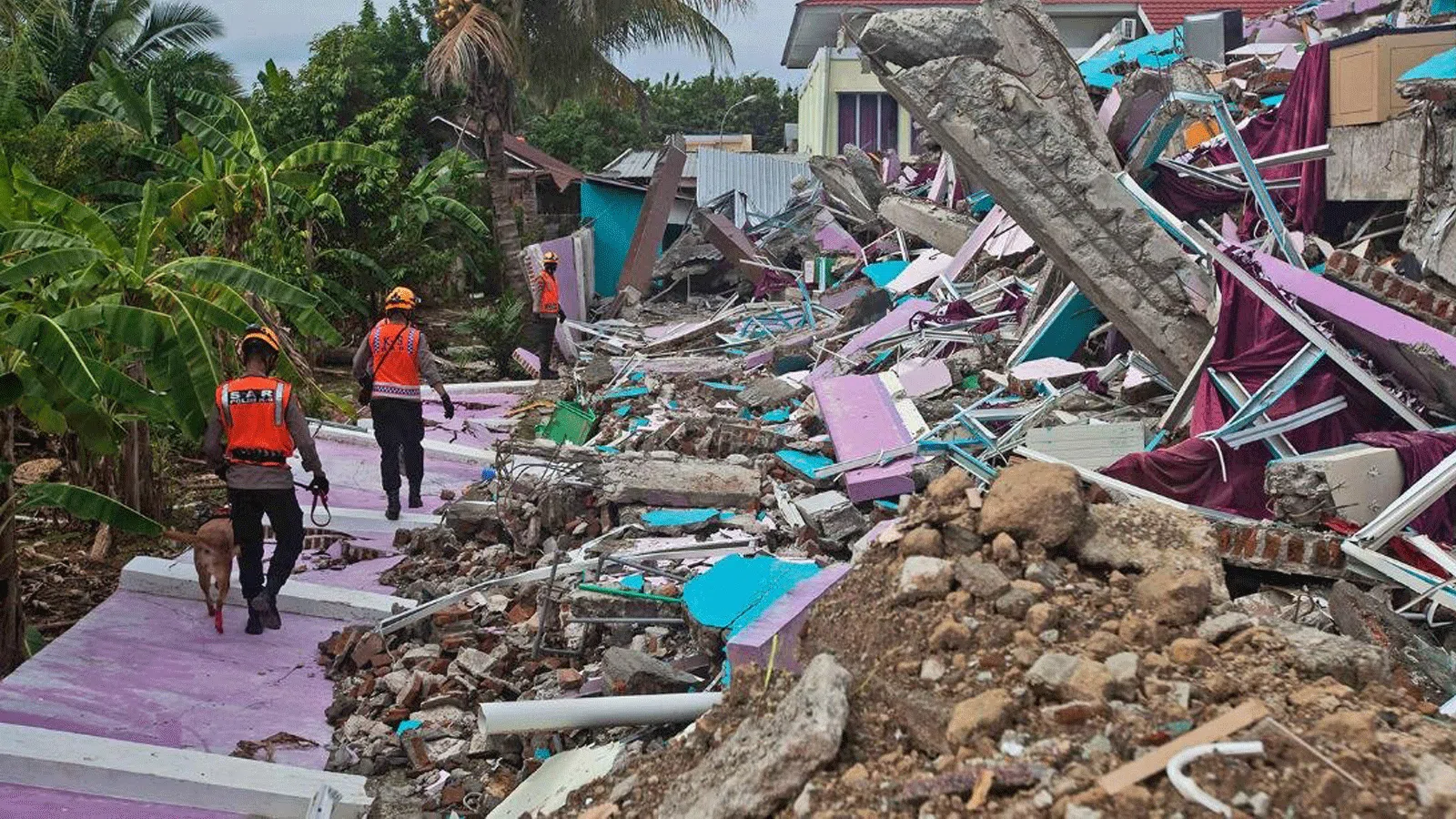 عشرات القتلى والجرحى بزلزال مدمر في إندونيسيا.. وفيديوهات توثق الكارثة