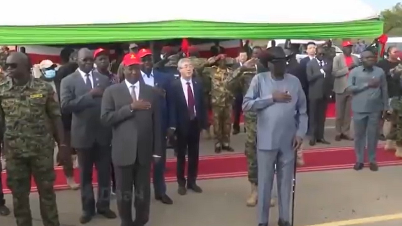 شاهد|| رئيس جنوب السودان يبلل نفسه على الهواء مباشرة أثناء افتتاح أحد المشاريعشاهد|| رئيس جنوب السودان يبلل نفسه على الهواء مباشرة أثناء افتتاح أحد المشاريع