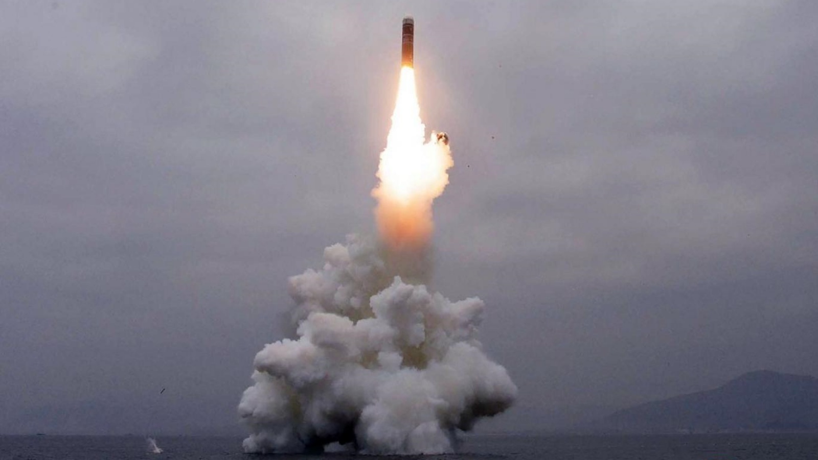 اليابان تعلن تطوير سلاح صاروخي يطال الصين وكوريا الشمالية بعد سقوط صاروخ بمياهها الإقليمية