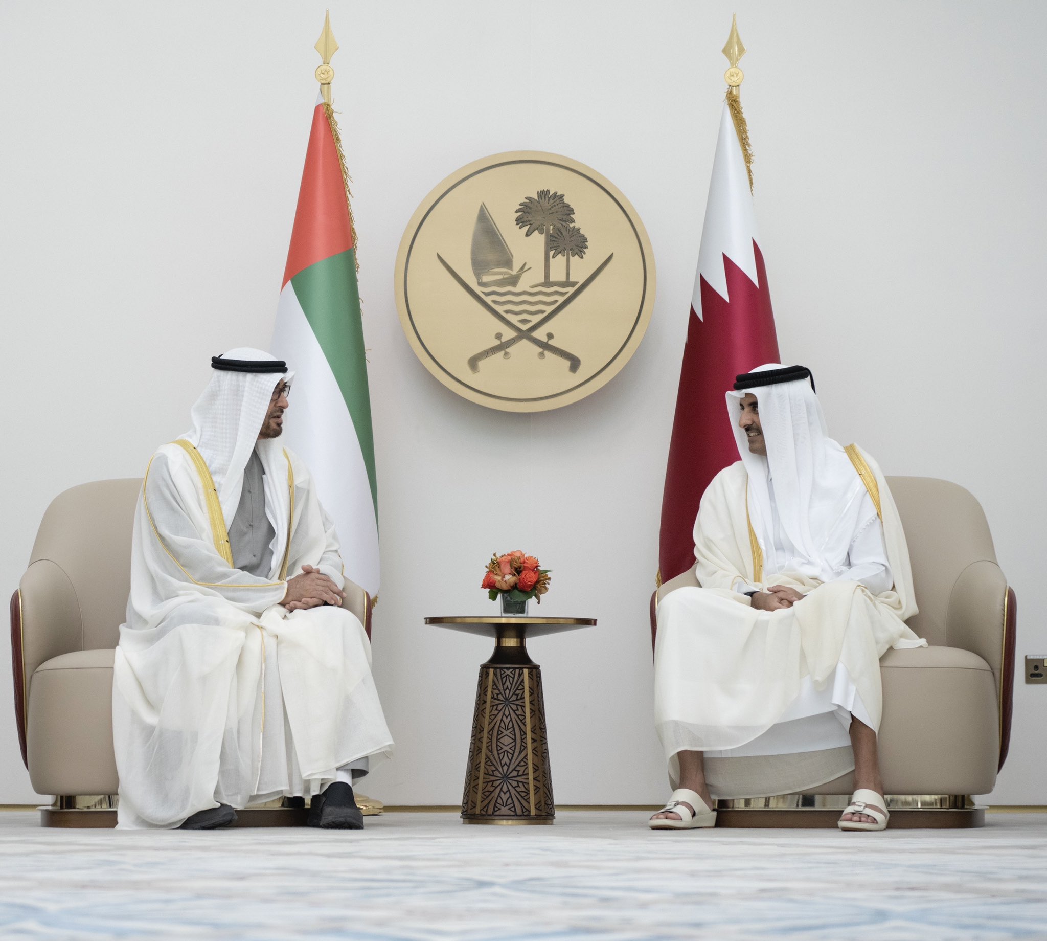 شاهد|| للمرة الأولى منذ المصالحة.. رئيس الإمارات يصل الدوحة بعد دعوى رسمية من أمير قطر