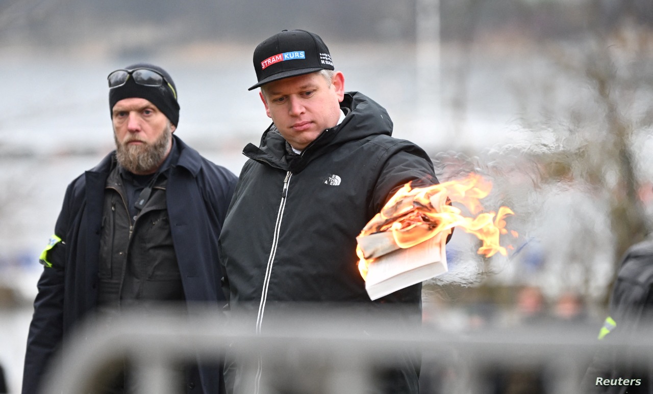 أول تعليق من وزير خارجية السويد على حرق المصحف والأزهر يدخل على الخط