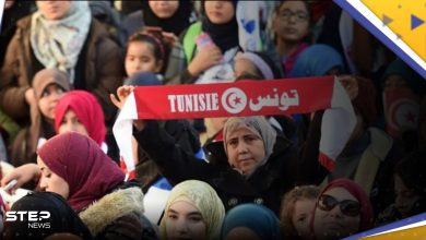فنان تونسي شهير يدعو إلى "نزع الحجاب" من رؤوس النساء ويشعل جدلاً (فيديو)