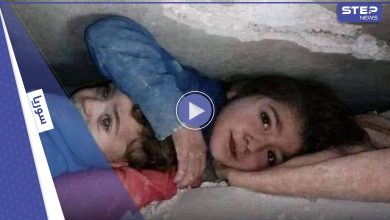 شاهد || الطفلة آلاء السورية تحمي رأس شقيقتها وتستجدي المساعدة من تحت الأنقاض