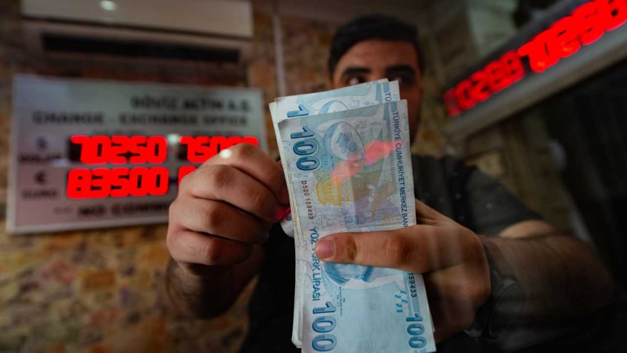 اضطرابات تهدد سوق العملات التركية.. وبنك عالمي يحذر: المشاكل قد تتفجر