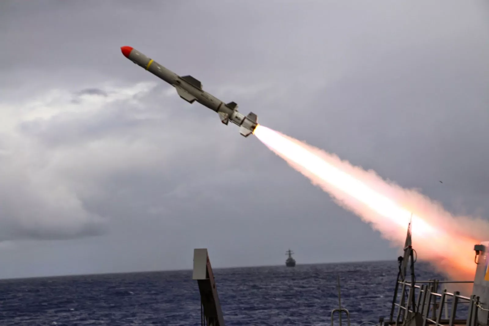 روسيا تطلق صواريخ كروز فوق بحر اليابان