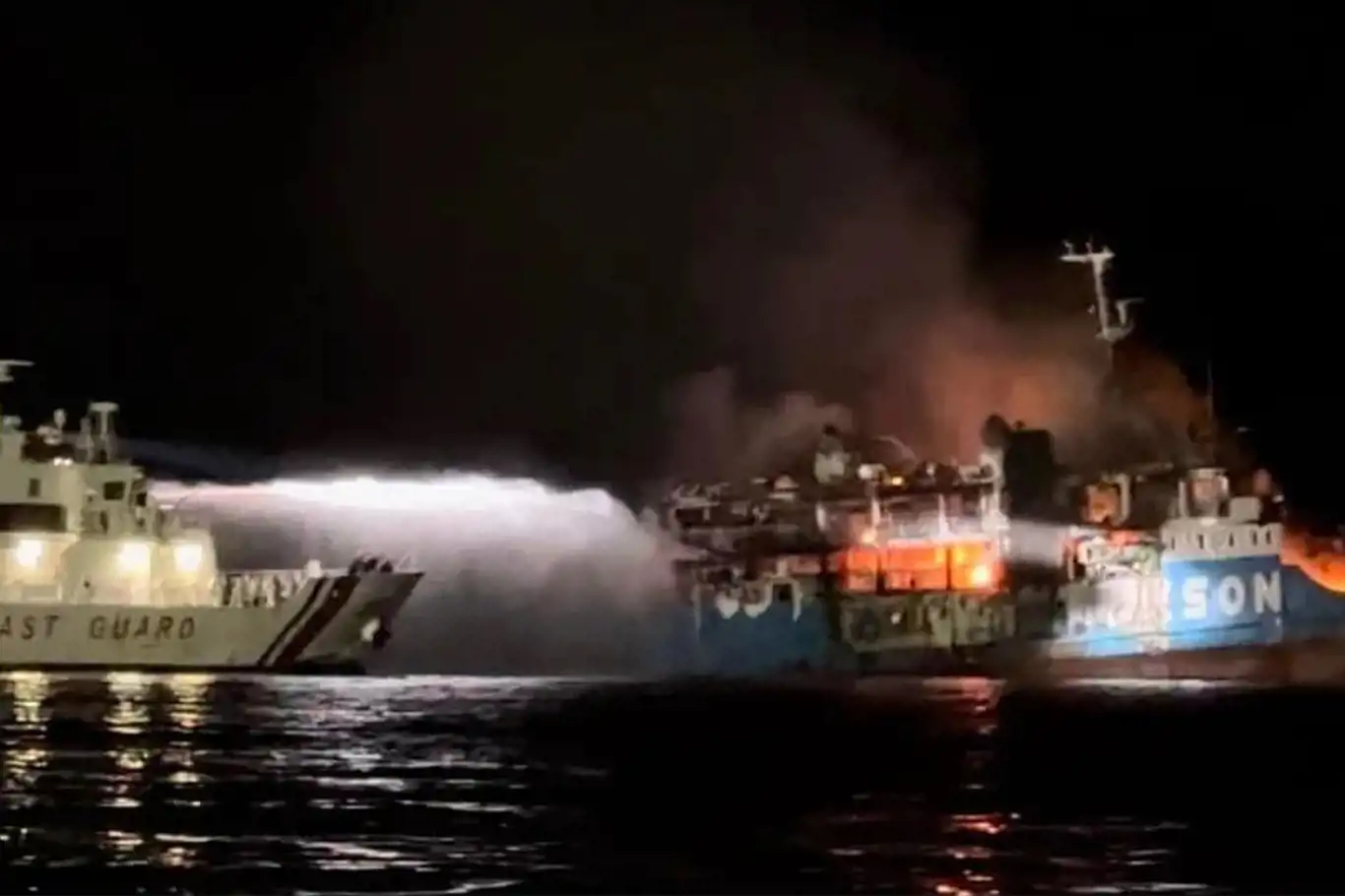 عشرات القتلى والمفقودين بحريق سفينة ركاب في الفلبين (فيديو)