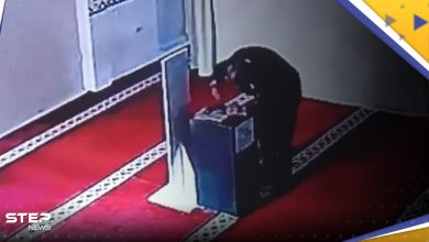بالفيديو || كاميرات مراقبة تلتقط لصاً يتظاهر بالصلاة لسرقة أموال التبرعات في مسجد