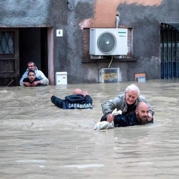 شاهد|| الفيضانات تغرق إيطاليا وتقتل 9 أشخاص.. ومسؤول: كأنها نهاية العالم