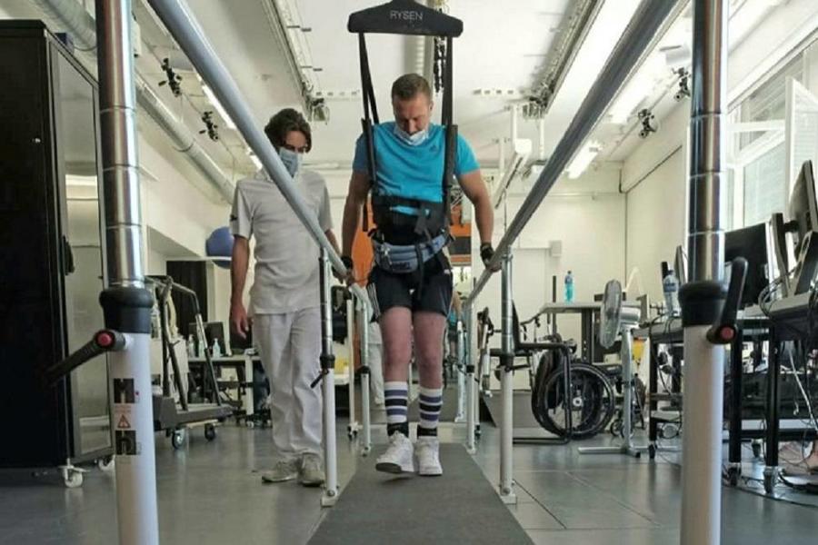 - التكنولوجيا تساعد رجل مصاب بالشلل
