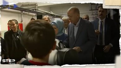 بالفيديو|| أردوغان يوزع الأموال والهدايا على أطفال في مركز اقتراع وأحدهم: انت من سينتصر
