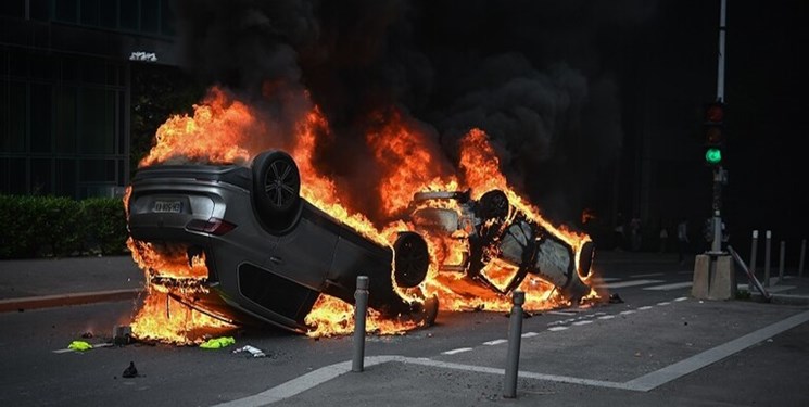 شاهد|| "فرنسا تحترق".. وفيديو لماكرون وزوجته يحضران حفلة في باريس يثير غضبا واسعا