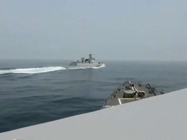 - الجيش الأمريكي ينشر فيديو لسفينة صينية تعترض مدمرة أمريكية