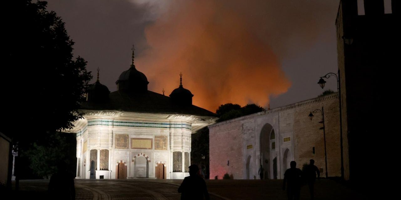 شاهد|| النيران تلتهم أشهر معالم إسطنبول الأثرية.. واحتمالان يقفان خلف الحريق