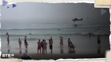 بالفيديو|| لحظة سقوط طائرة تحمل لافتة خلفها على شاطئ أمريكي مزدحم