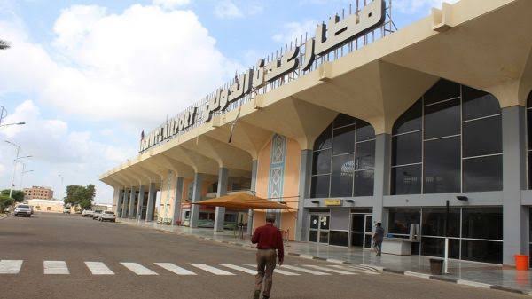 تحطم واجهة مطار عدن الدولي