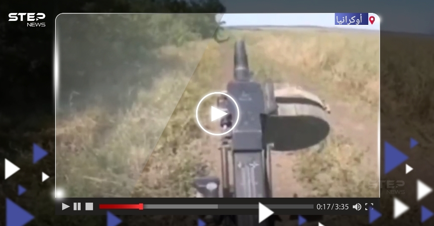 برشاش آلي مثبت على دراجة نارية.. جندي روسي يهاجم موقعاً للقوات الأوكرانية