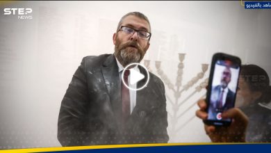 شاهد|| مسؤول بولندي يشعل عاصفة جدل بعد فيديو وثّق ردة فعله عند رؤيته شمعدان يهودي