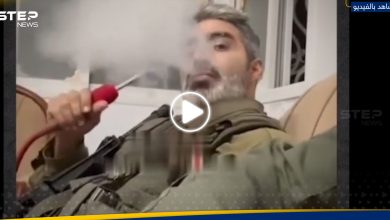 جنود إسرائيليون يدخنون الشيشة وهم يسخرون من فلسطينيين مكبلين