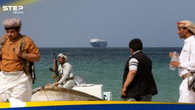 قيادي في الحوثيين يطالب السفن برفع لافتة محددة لمنع استهدافها بالبحر الأحمر