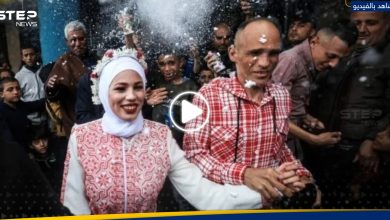 تحت نيران القصف الإسرائيلي.. شاهد حفل زفاف لنازحين داخل مدرسة في غزة (صور+ فيديو)