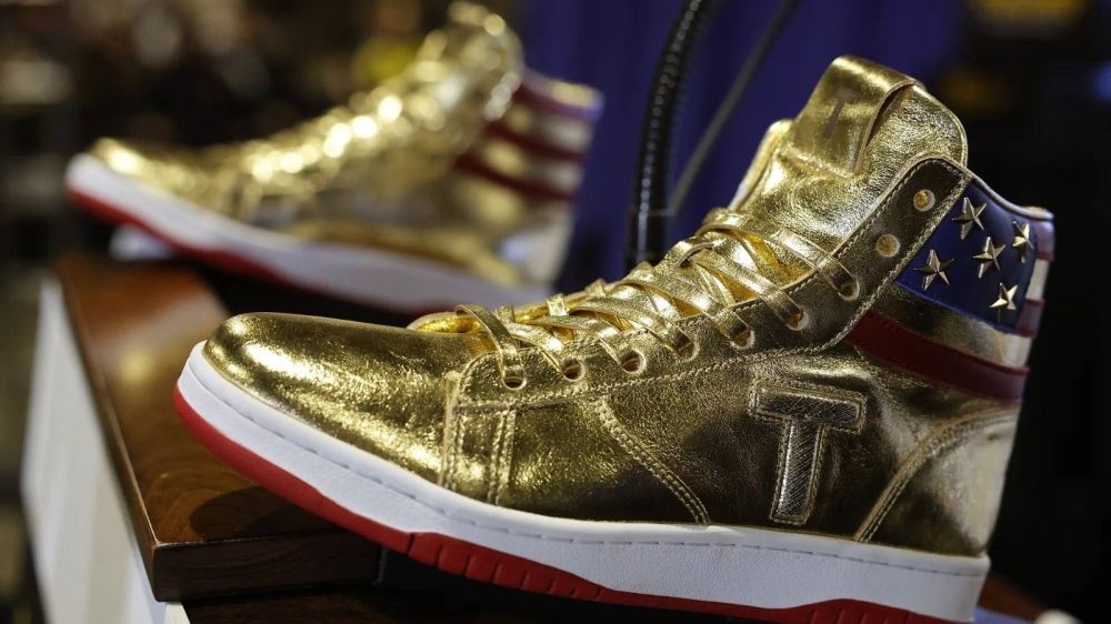 شاهد|| مجموعة أحذية ترامب الذهبية تباع بالكامل بعد ساعات من إطلاقها