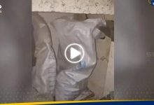 شاهد|| الجيش الإسرائيلي يكشف ما عثر عليه داخل أكياس تابعة لوكالة الأونروا