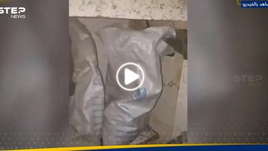 شاهد|| الجيش الإسرائيلي يكشف ما عثر عليه داخل أكياس تابعة لوكالة الأونروا