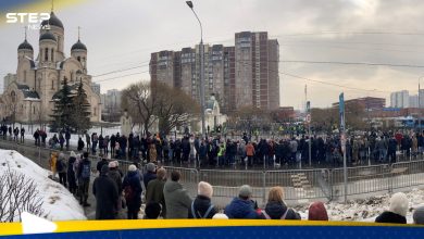 رغم تحذيرات الكرملين.. الآلاف يشجعون المعارض الروسي إليكسي نافالني ويرددون هتافاً