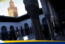 مسجد باريس الكبير يحض المسلمين على تقديم "الدعم" و"المودة" للمدرّسين
