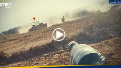 شاهد || خرج من النفق ونسفها.. القسام تنشر لحظة استهداف ناقلة جند وسط قطاع غزة