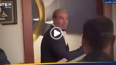 هتخش ورايا الحمام.. عمرو دياب ينفعل على معجب يلاحقه داخل فندق (فيديو)