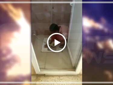 شاهد كيف تُجبر شرطة شران بعفرين طفلين سَجينَين على تنظيف المراحيض بأظافرهما (فيديو)