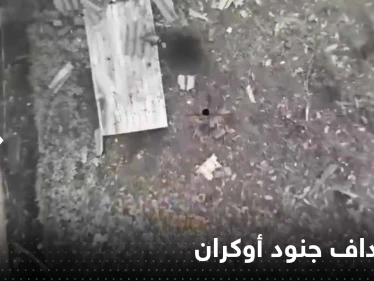 بالفيديو|| جنود روس أسقطوا قنبلة من مكان "مفاجئ" على جنود أوكران مختبئين