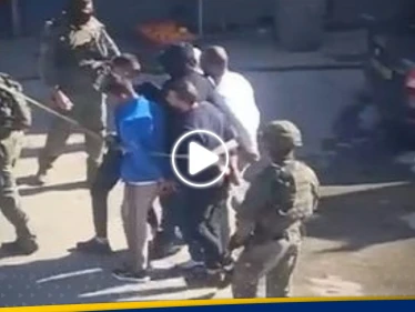 شاهد || رُبطوا بحبل وسُحبوا بطريقة مهينة.. الجيش الإسرائيلي يعتقل 6 فلسطينيين بالقدس