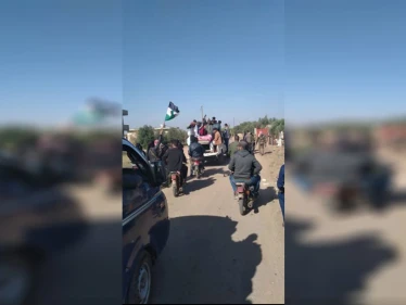 بعد غيابه لعام.. علم الثورة يُرفع مجددًا في مظاهرات درعا (صور)