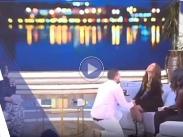 بالفيديو|| على غرار الأفلام.. شاب يفاجئ فنانة مصرية بخاتم الخطوبة على الهواء مباشرة