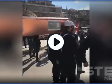 بالفيديو || المتظاهرون اللبنانيون يشيعون ليرتهم بـ زفة التابوت الشهيرة