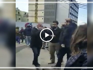 بالفيديو || عناصر "حركة أمل" تعتدي على محتجين بالضرب وتوقع جرحى في بيروت