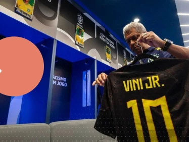 لأول مرة في تاريخه منتخب البرازيل يرتدي الزي الأسود في مباراته ضد غينيا.. ما السبب؟