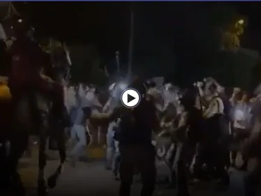 بالفيديو|| فرقة خيالة إسرائيلية تهاجم أهالي حي الشيخ جراح وتعتقل فتاة وتسحلها أرضاً وتعتدي عليها