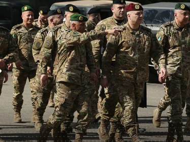 بعد إصابة عدد من قواته بسبب سقوط قذائف من مخيم عين الحلوة.. الجيش اللبناني يعلق