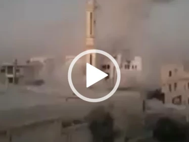 بالفيديو|| انتقاماً لقتلاها.. فرقة ماهر الأسد تقصف مئذنة بدرعا البلد وتهدمها بشكل كامل