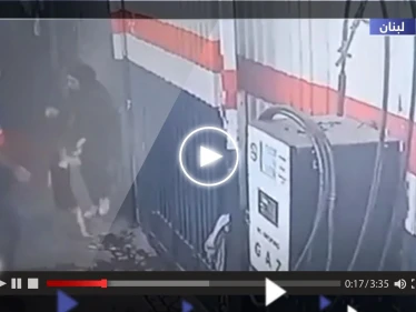 أمام أعين الناس.. لبناني يطلق النار على زوجته بشكل هستيري (فيديو)