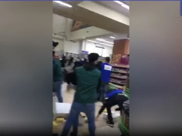 بالفيديو|| شجار بين لاجئين سوريين ومواطنين لبنانيين على أطعمة مدعومة.. وهاشتاغ سوريا يتصدر
