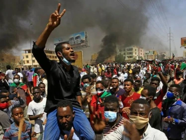 قوات الأمن السودانية تطلق القنابل الصوتية بكثافة على المحتجين قرب قصر الرئاسة.. ومصادر طبية تعلن مقتل متظاهرين