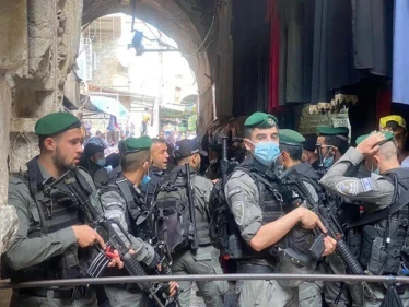 بالفيديو|| جندي إسرائيلي يدوس على رأس الطبيب الفلسطيني حازم الجولاني بعد إصابته خلال تنفيذ عملية طعن