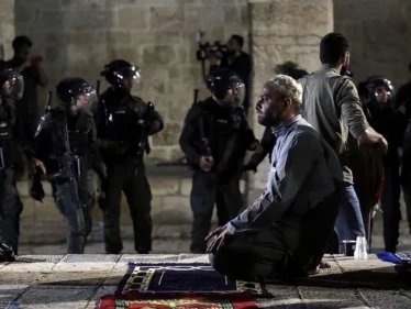آلاف الفلسطينيين يتوافدون إلى باحات المسجد الأقصى لإحياء ليلة القدر وإسرائيل تقدم على هذه الخطوة في الشيخ جراح