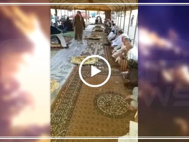 بعد مطالبة أهالي دير الزور بإسقاط النظام السوري شيخ عشيرة يقيم وليمة غداء ضخمة لشبيحته (فيديو)