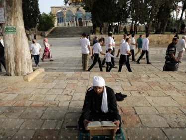 بالفيديو|| مستوطنون يقتحمون المسجد الأقصى لليوم الثاني ومواجهات مع شبّان فلسطينيين